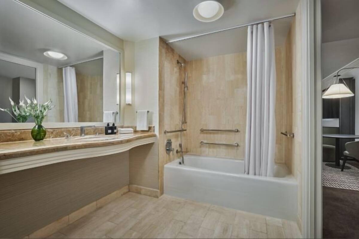 Douche, articles de toilette (gratuits), séchoir à cheveux, peignoirs