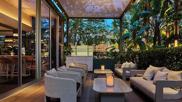 Serviço de café da manhã, culinária americana, vistas para o jardim