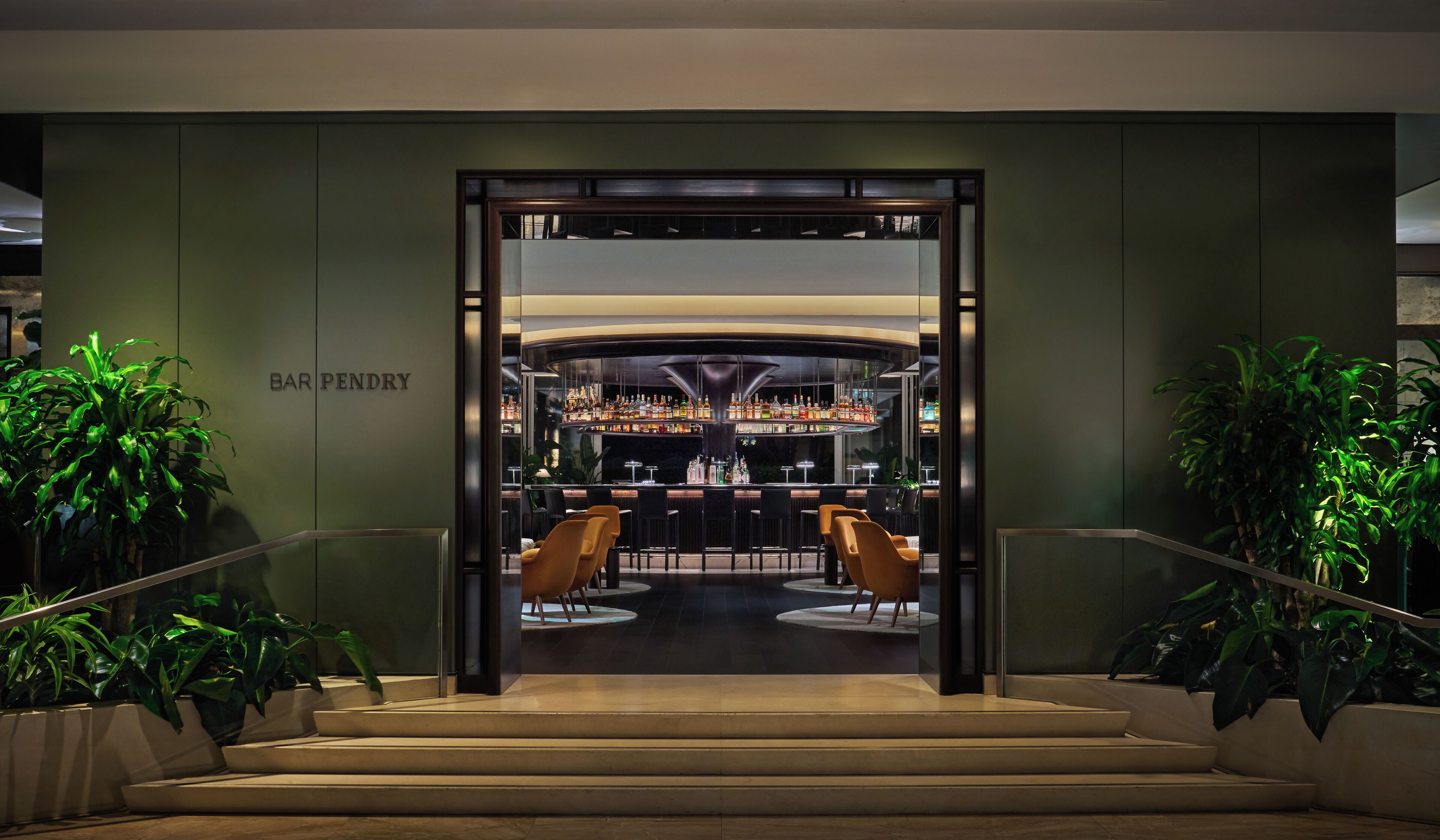 Bar de cocktails, con mesas al aire libre, abre todos los días