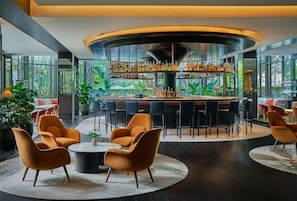 Bar de cocktails, con mesas al aire libre, abre todos los días