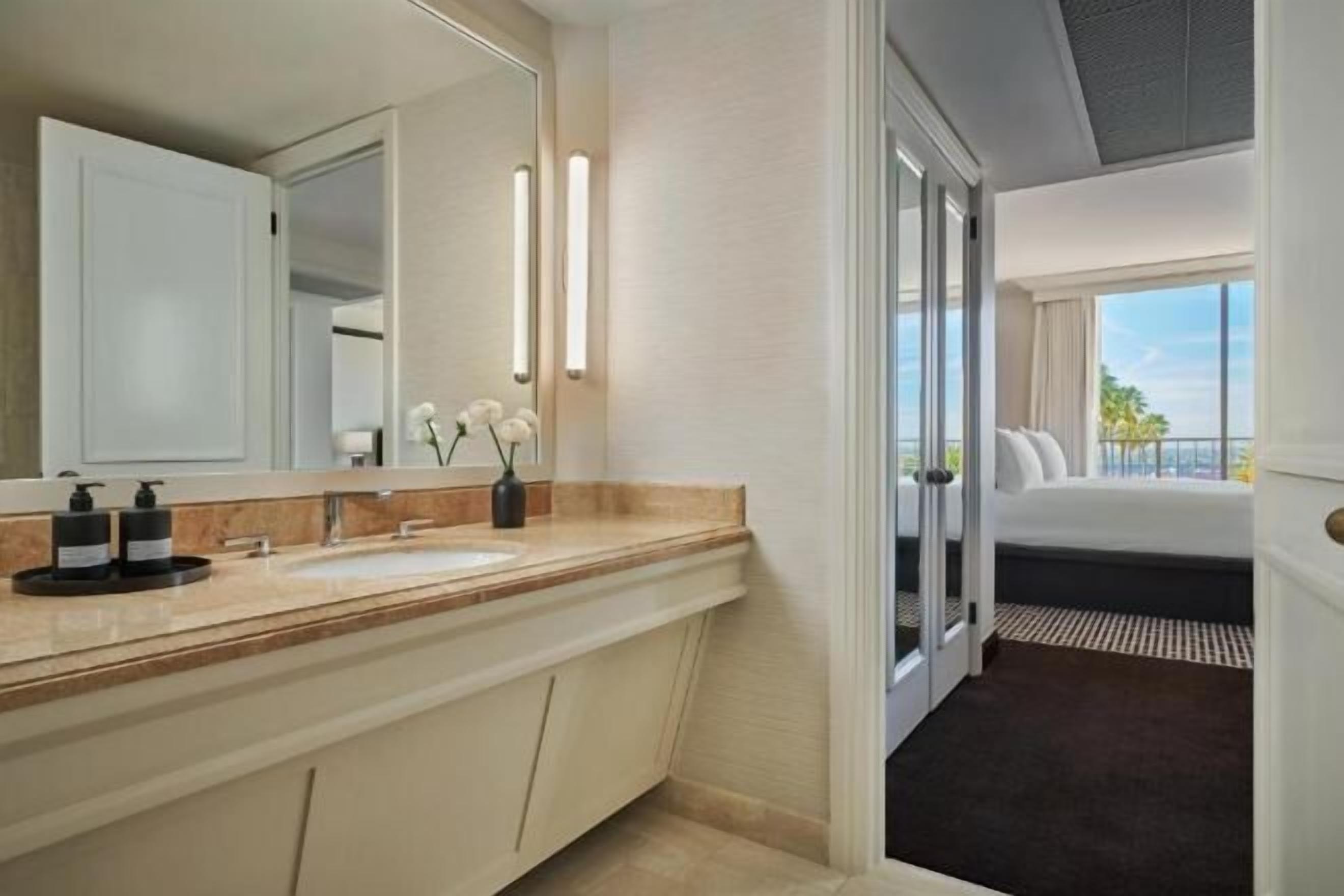 Kamar mandi | Shower, perlengkapan mandi gratis, pengering rambut, dan jubah mandi