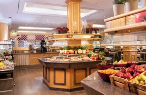 Desayuno buffet (EUR 17 por persona) 