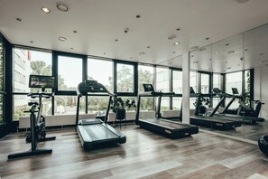 A modern gym with treadmills, exercise bikes, and a mirrored wall. - Leonardo Frankfurt City South (Frankfurt)