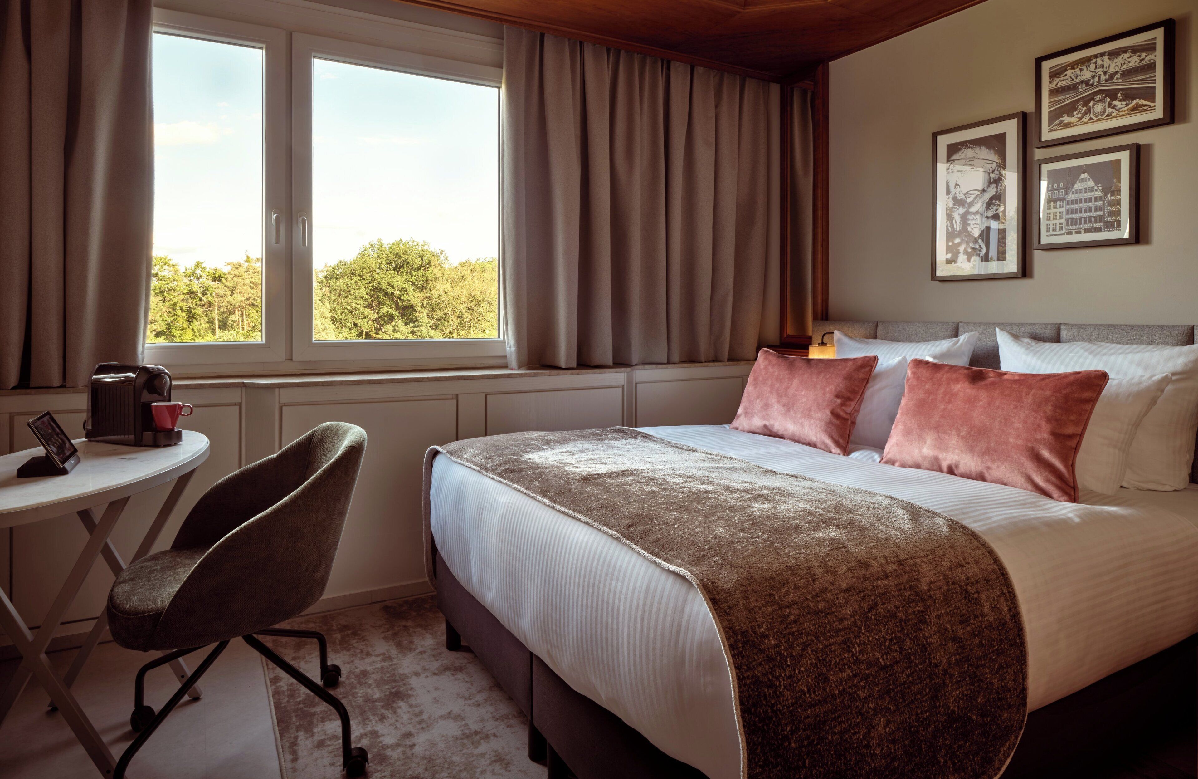 Safe på rommet, skrivebord, lydisolert og strykejern/-brett