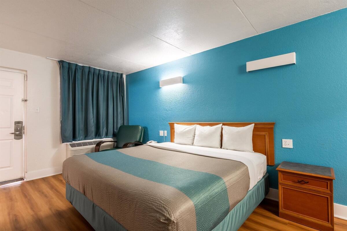 Blackout drapes, WiFi (free), bed sheets