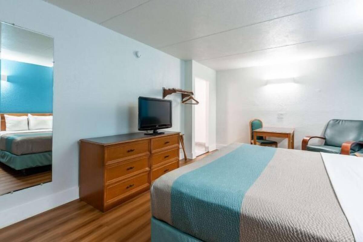 Blackout drapes, WiFi (free), bed sheets