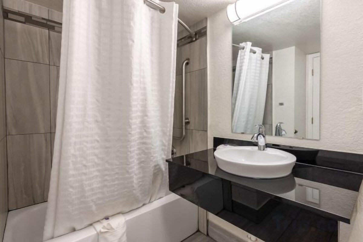 Combined shower/tub, free toiletries, towels