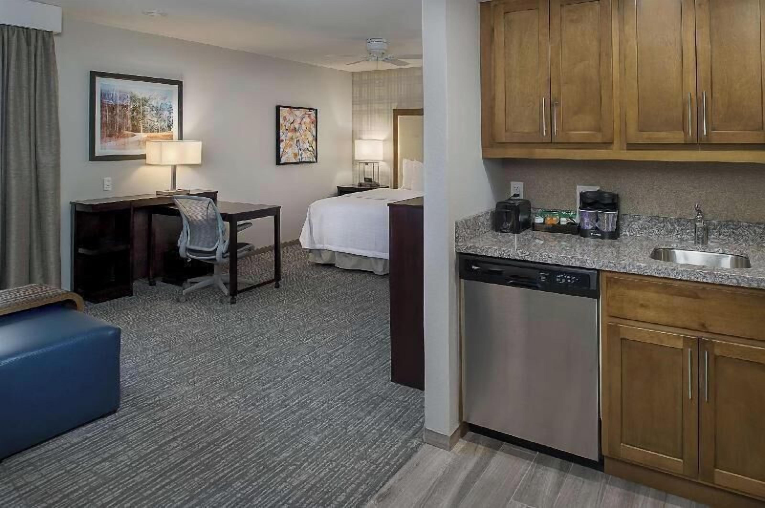 Cofres nos quartos, escrivaninha, espaço de trabalho para notebook