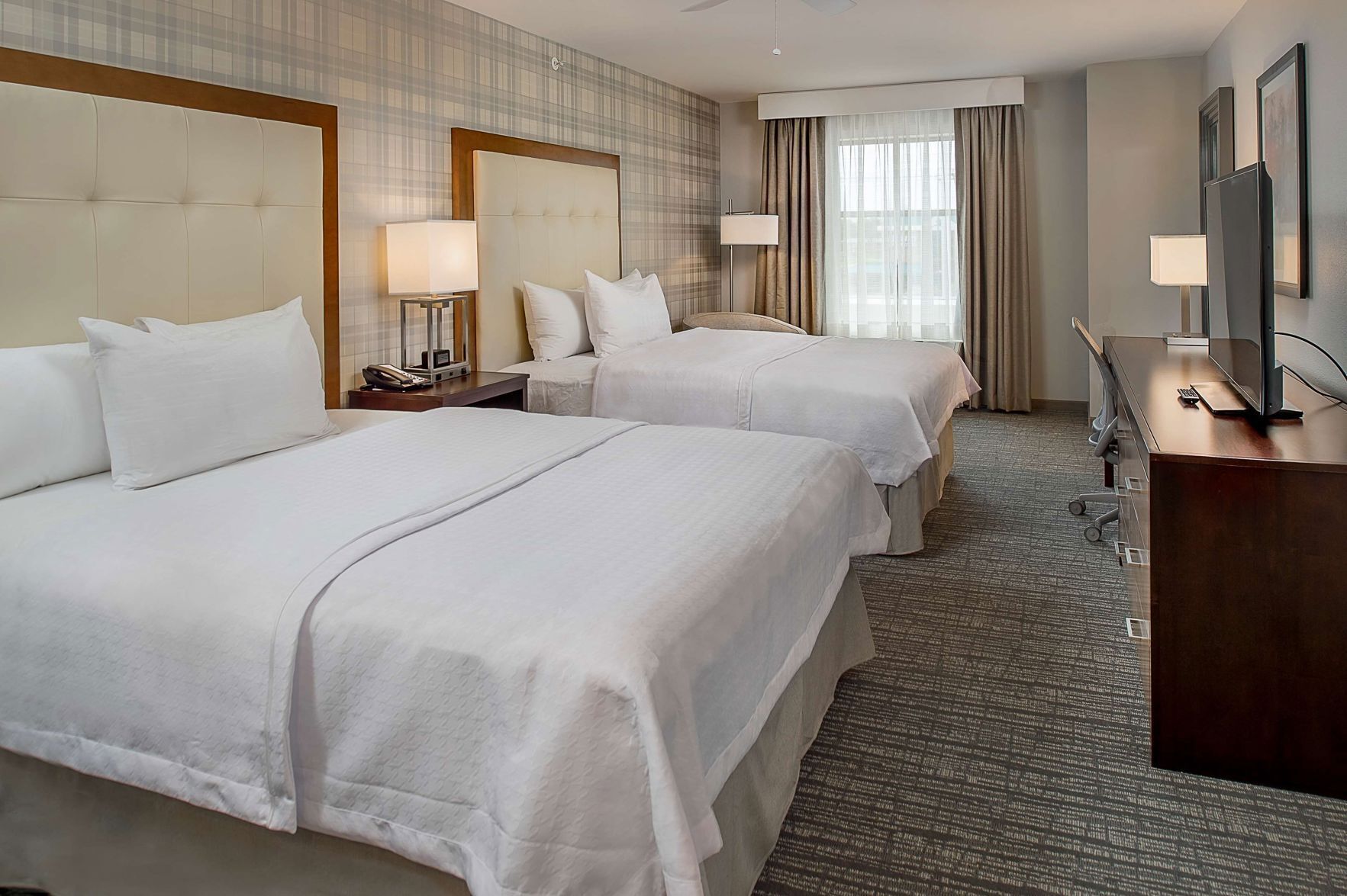 Cofres nos quartos, escrivaninha, espaço de trabalho para notebook