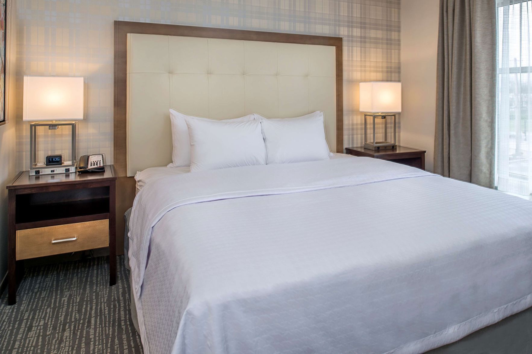 Cofres nos quartos, escrivaninha, espaço de trabalho para notebook