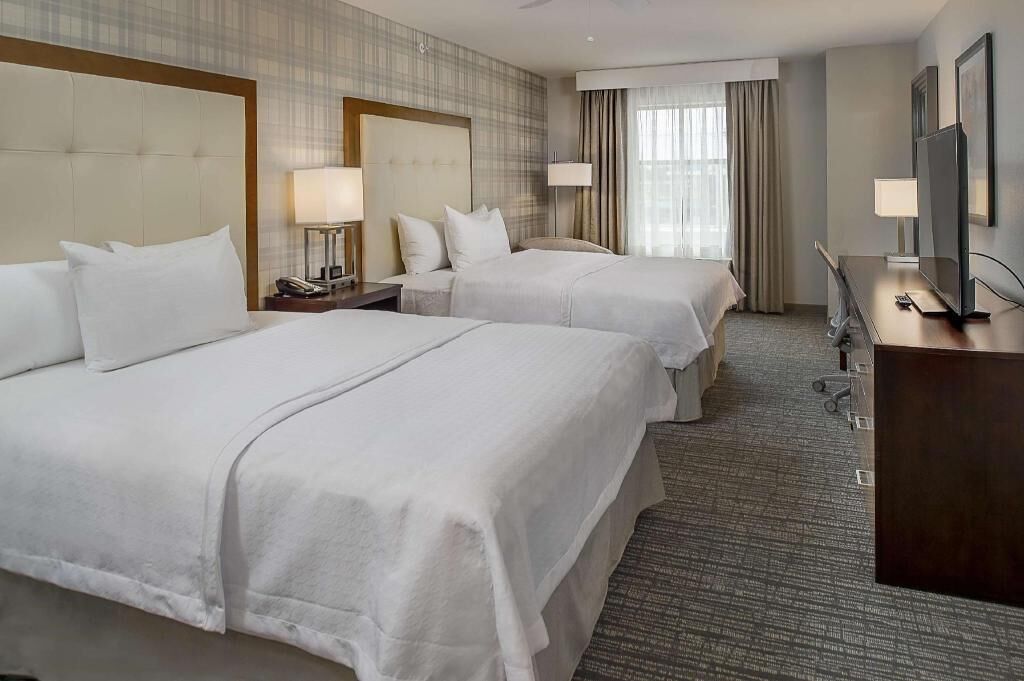 Cofres nos quartos, escrivaninha, espaço de trabalho para notebook