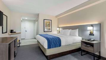 Escritorio, cortinas blackout y tabla de planchar con plancha