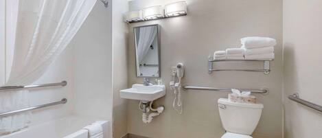 Un baño con bañera, lavabo, inodoro y cortina de ducha.