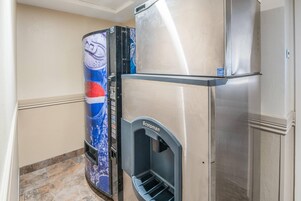 Un pasillo con una máquina expendedora y un dispensador de hielo Scotman.