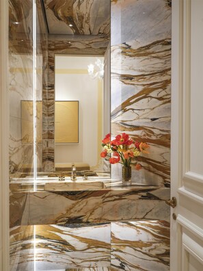 Suite (Laguna) | Bathroom