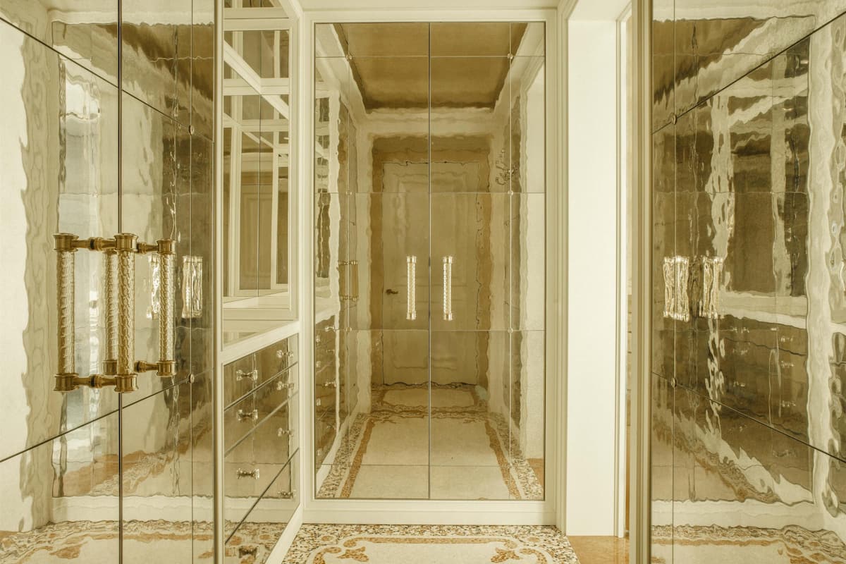 Seprai antialergi, selimut bulu angsa, minibar, dan brankas