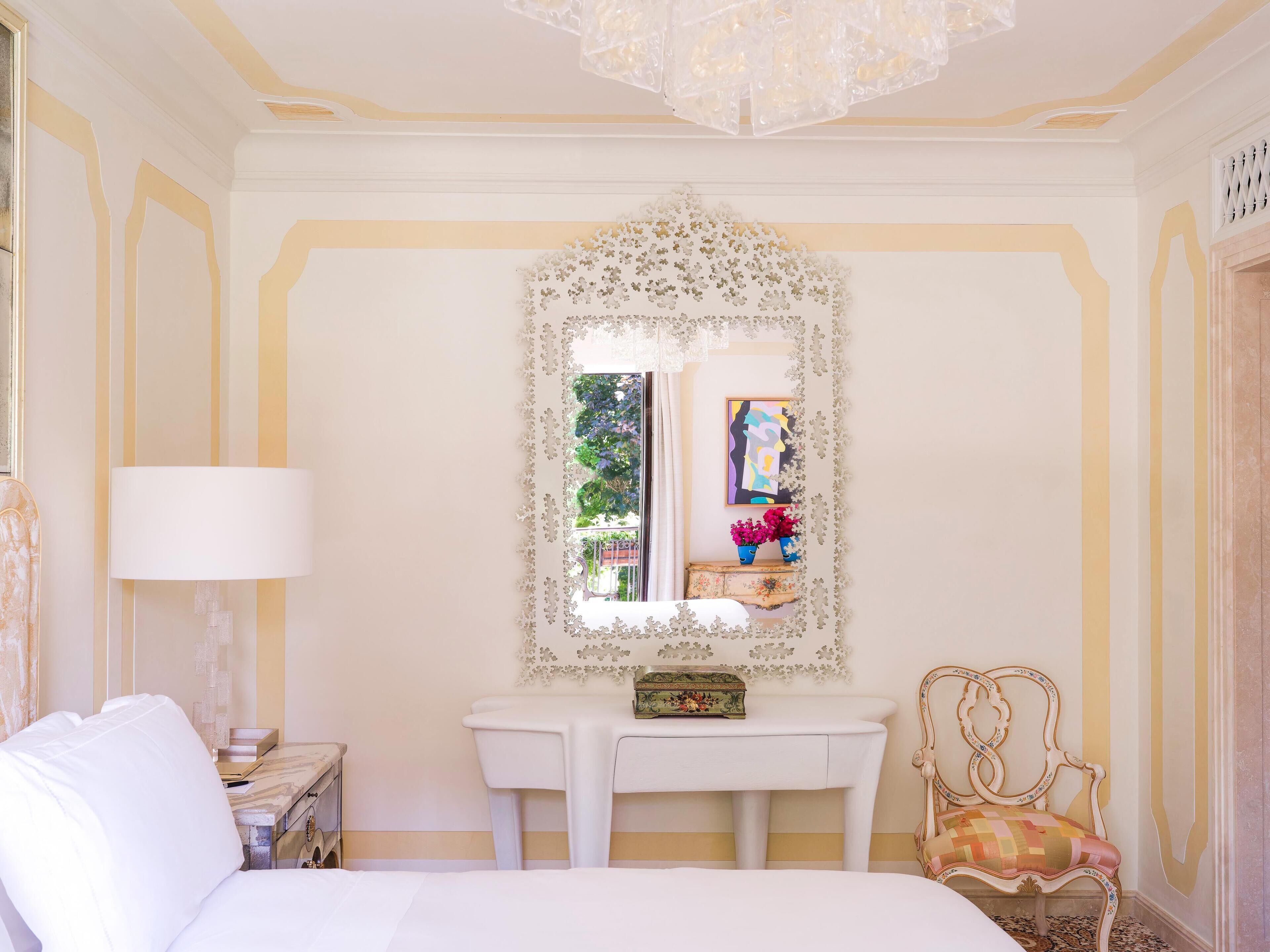 Suite (Sophia) | Literie hypoallergénique, couette en duvet d'oie, minibar