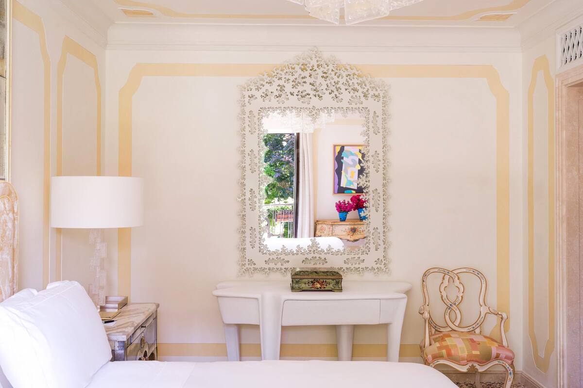 Suite (Sophia) | Seprai antialergi, selimut bulu angsa, minibar, dan brankas