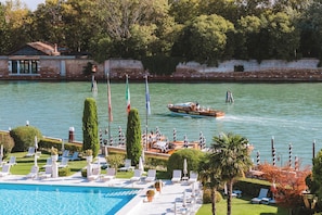 Outdoor pool, pool loungers