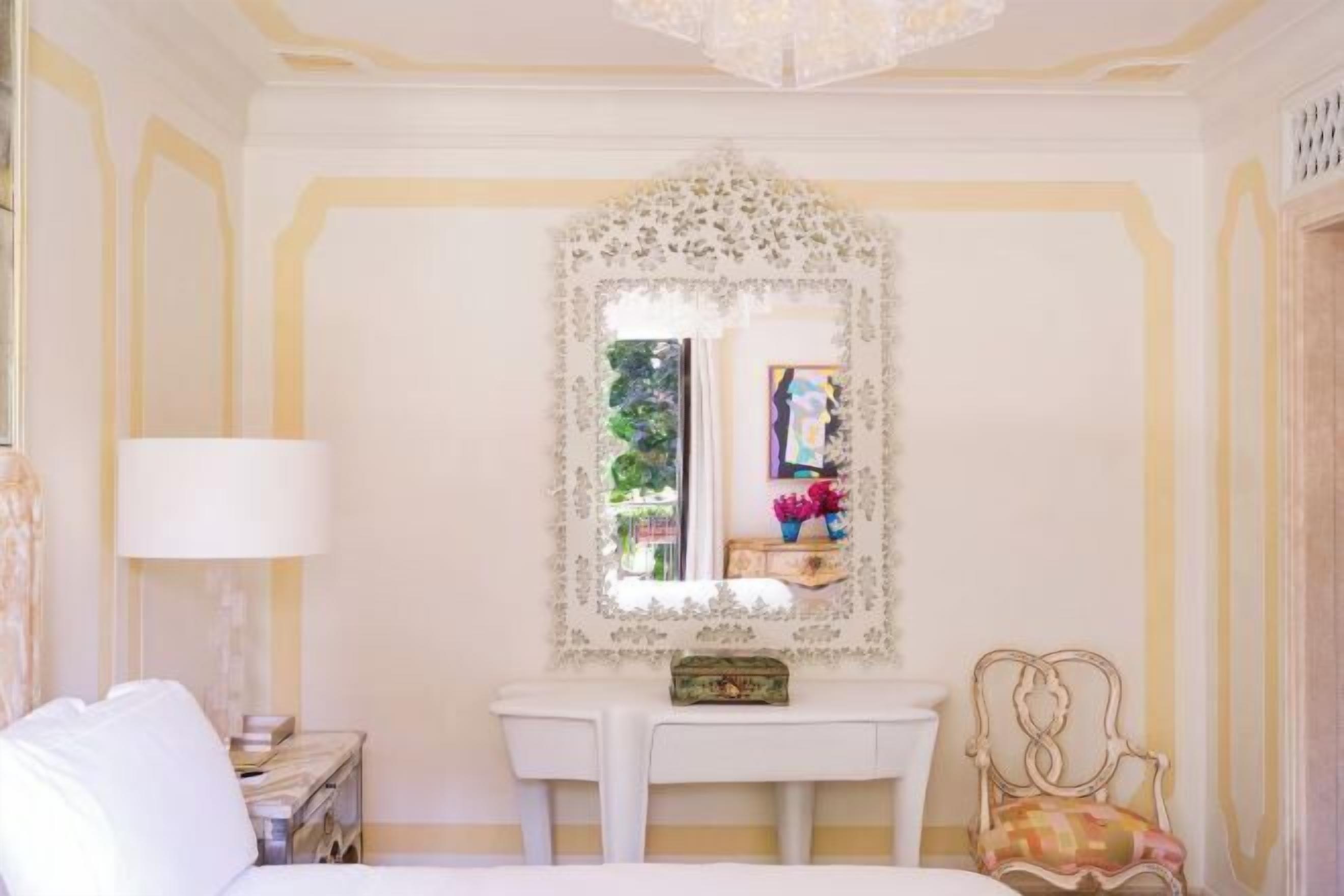 Allergitestet sengetøy, dundyner, minibar og safe på rommet