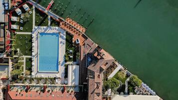 Piscine extérieure, chaises longues