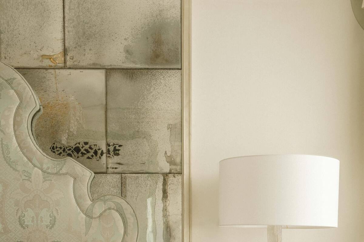 Seprai antialergi, selimut bulu angsa, minibar, dan brankas