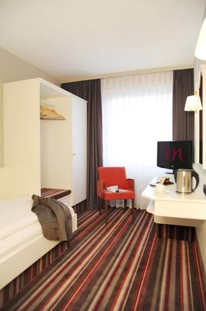 Hypo-allergenic bedding, minibar, in-room safe, desk