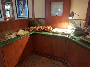 Frukostbuffé varje dag mot avgift