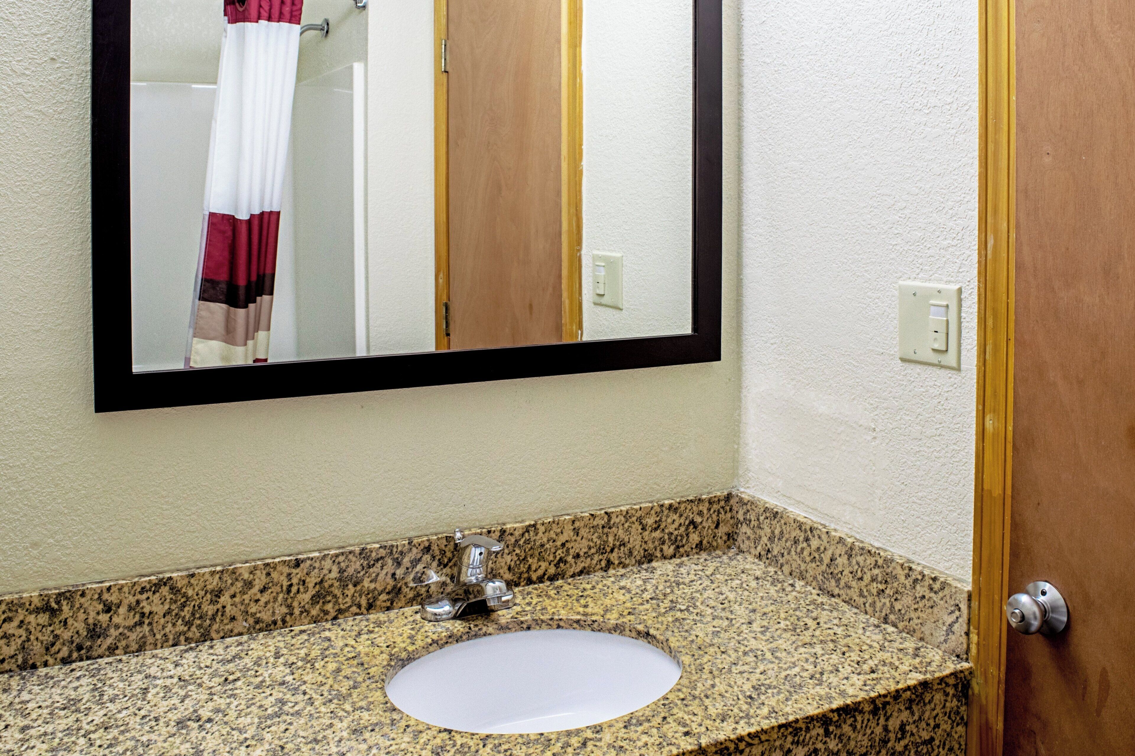 Deluxe Room, 2 Queen Beds (Smoke Free) | Bathroom | Combined shower/tub, free toiletries, hair dryer, towels