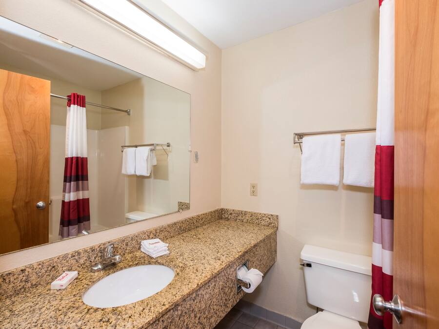 Combined shower/bathtub, free toiletries, hair dryer, towels