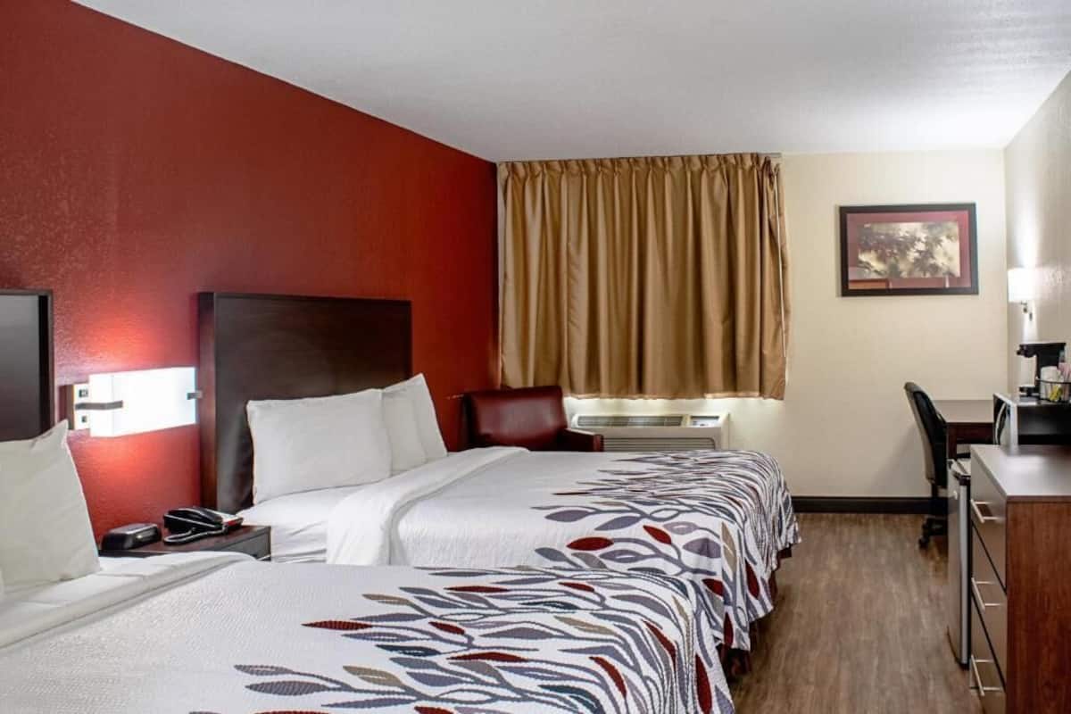 Deluxe kamer, 2 queensize bedden (Smoke Free) | Een bureau, gratis wifi, een wekker, beddengoed