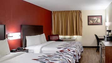 Quarto luxo, 2 camas Queen (Smoke Free) | Escrivaninha, ferros/tábuas de passar roupa, Wi-Fi de cortesia