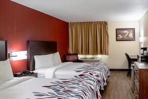 Habitación Deluxe, 2 camas de matrimonio (Smoke Free) | Escritorio, tabla de planchar con plancha, wifi gratis y ropa de cama