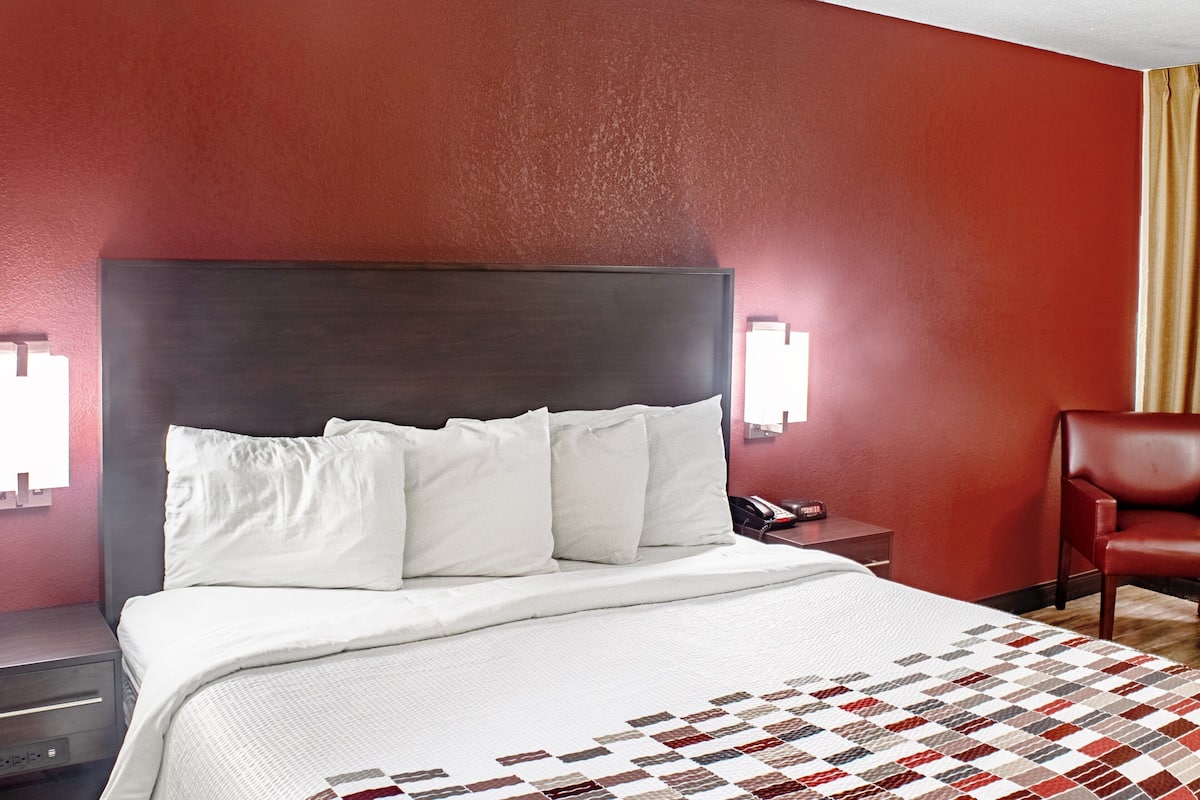 Habitación superior, 1 cama de matrimonio grande (Jetted Tub, Smoke Free) | Escritorio, tabla de planchar con plancha, wifi gratis y ropa de cama