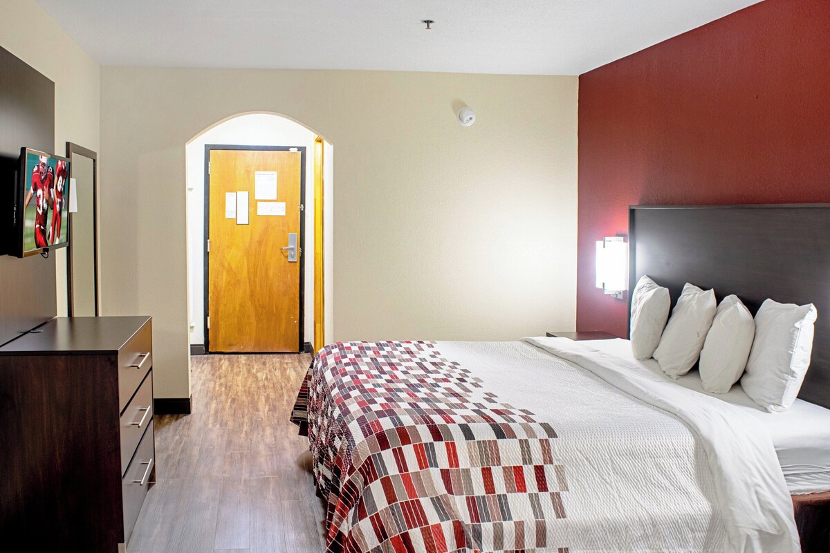 Escritorio, wifi gratis, despertador y ropa de cama 