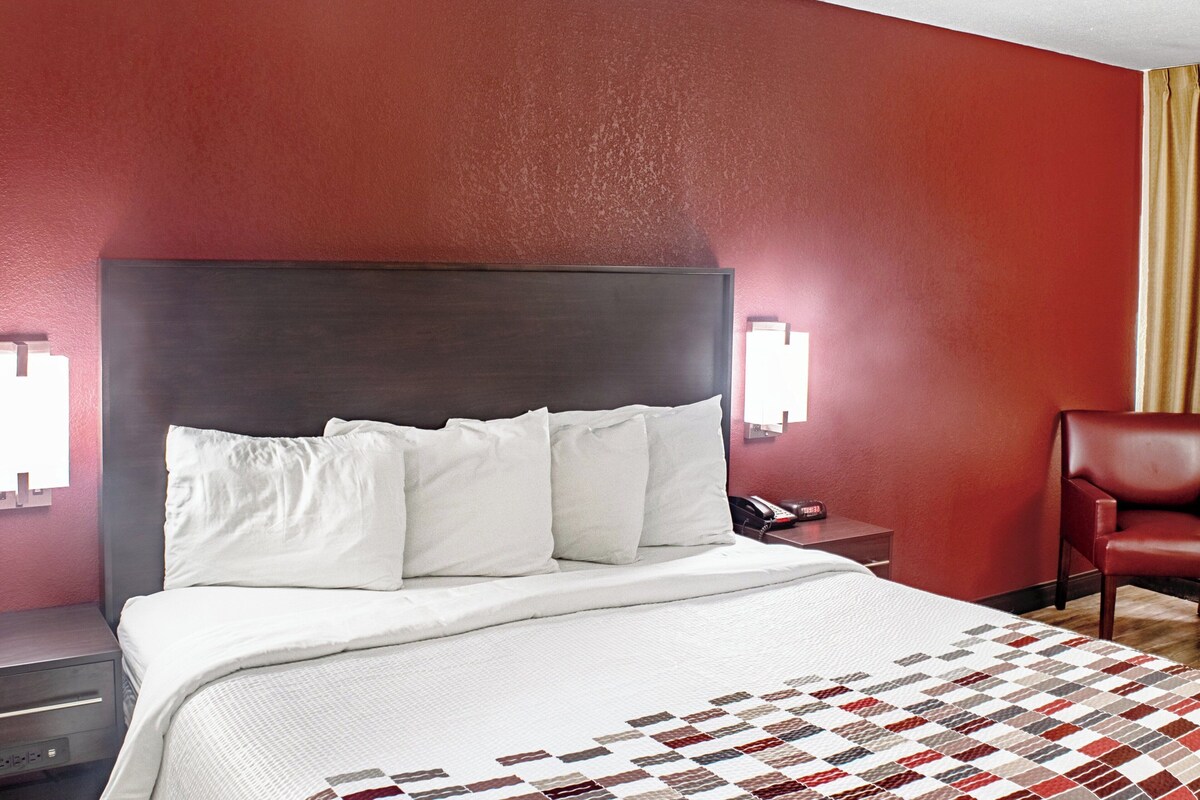 Desk, free WiFi, alarm clocks, bed sheets