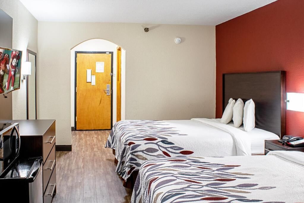 Quarto luxo, 2 camas Queen (Smoke Free) | Escrivaninha, ferros/tábuas de passar roupa, Wi-Fi de cortesia