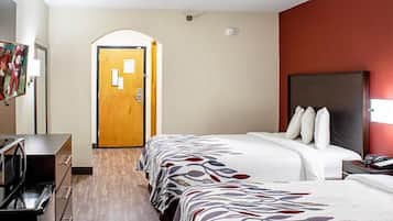 Quarto luxo, 2 camas Queen (Smoke Free) | Escrivaninha, ferros/tábuas de passar roupa, Wi-Fi de cortesia