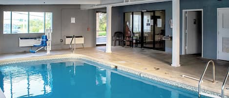 Una piscina con vista despejada del entorno, que incluye una ventana, una silla y una puerta.