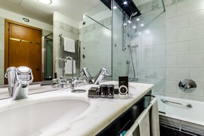 Ensemble douche/baignoire, articles de toilette gratuits, sèche-cheveux