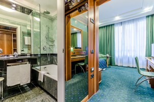 Kuştüyü yorgan, minibar, odada kasa, masa
