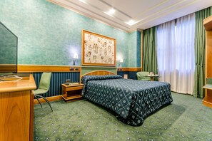 羽絨被、迷你吧、房內夾萬、書桌