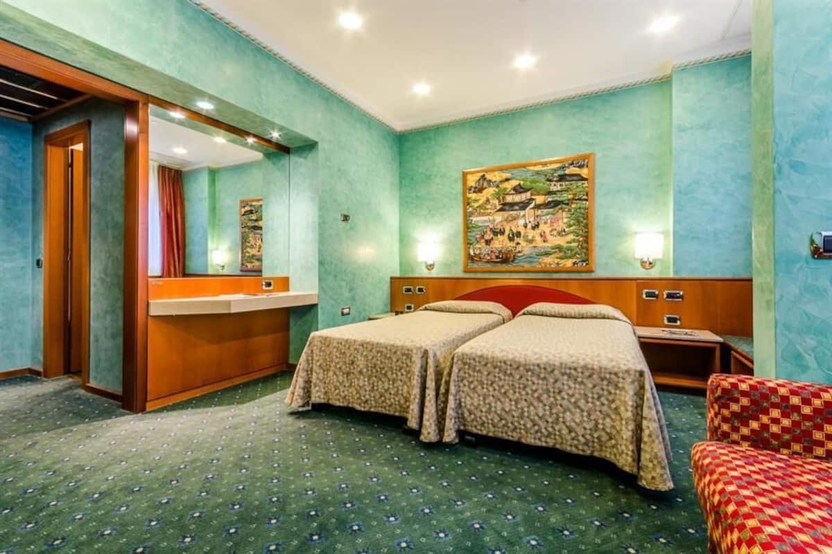 Down comforters, minibar, in-room safe, desk