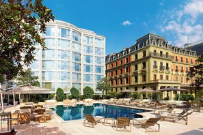 Piscine extérieure (ouverte en saison), parasols de plage