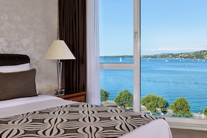 Suite Junior, 1 très grand lit, non-fumeurs, vue lac | 1 chambre, literie de qualité supérieure, surmatelas, minibar