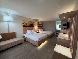 Espacio para trabajar con laptop y cortinas blackout 