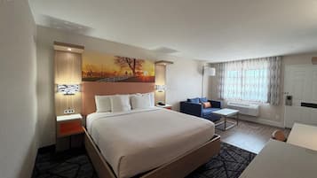 Standard Room, 1 King Bed, Non Smoking | Laptop workspace, blackout drapes, iron/ironing board, free WiFi