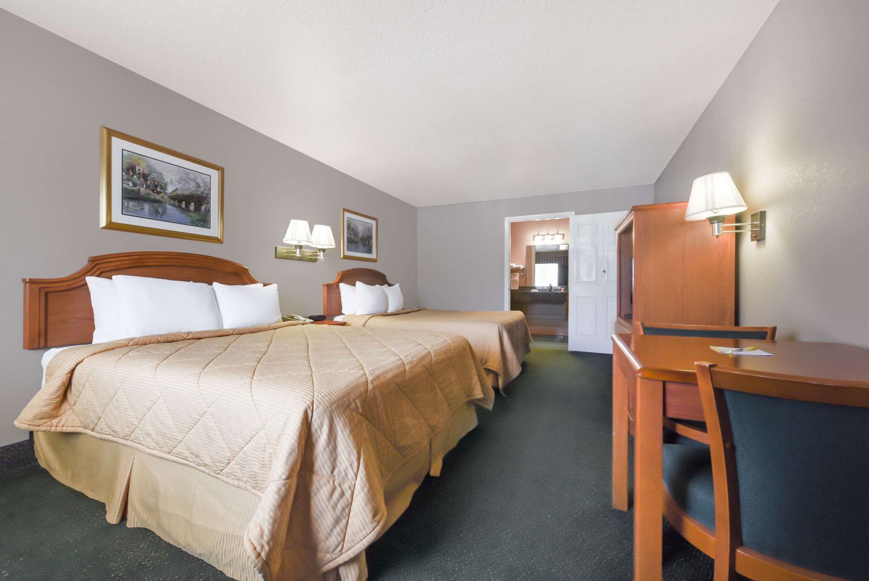 Laptop workspace, blackout curtains, iron/ironing board, free WiFi