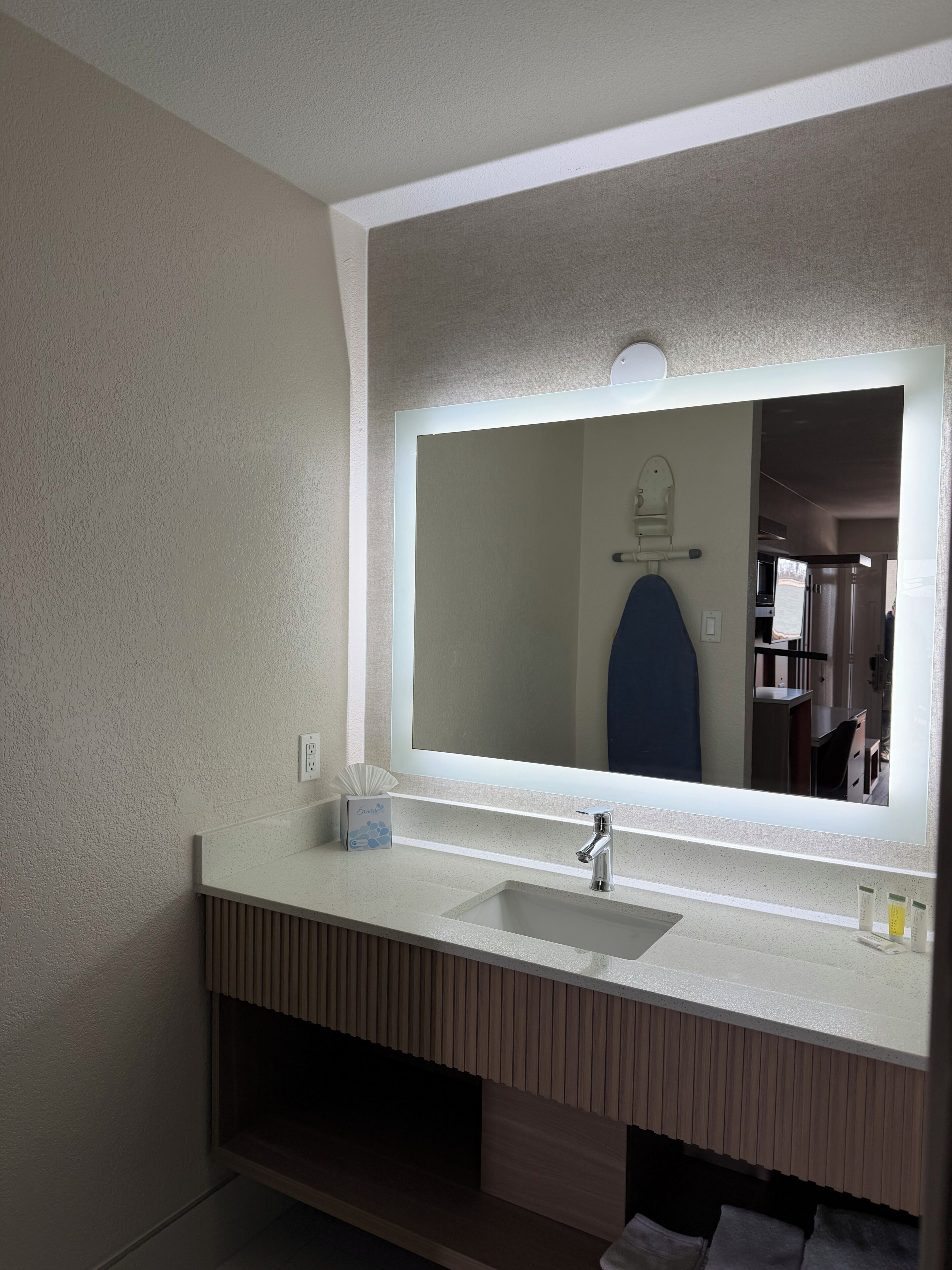 Hydromassage showerhead, free toiletries, hair dryer, towels