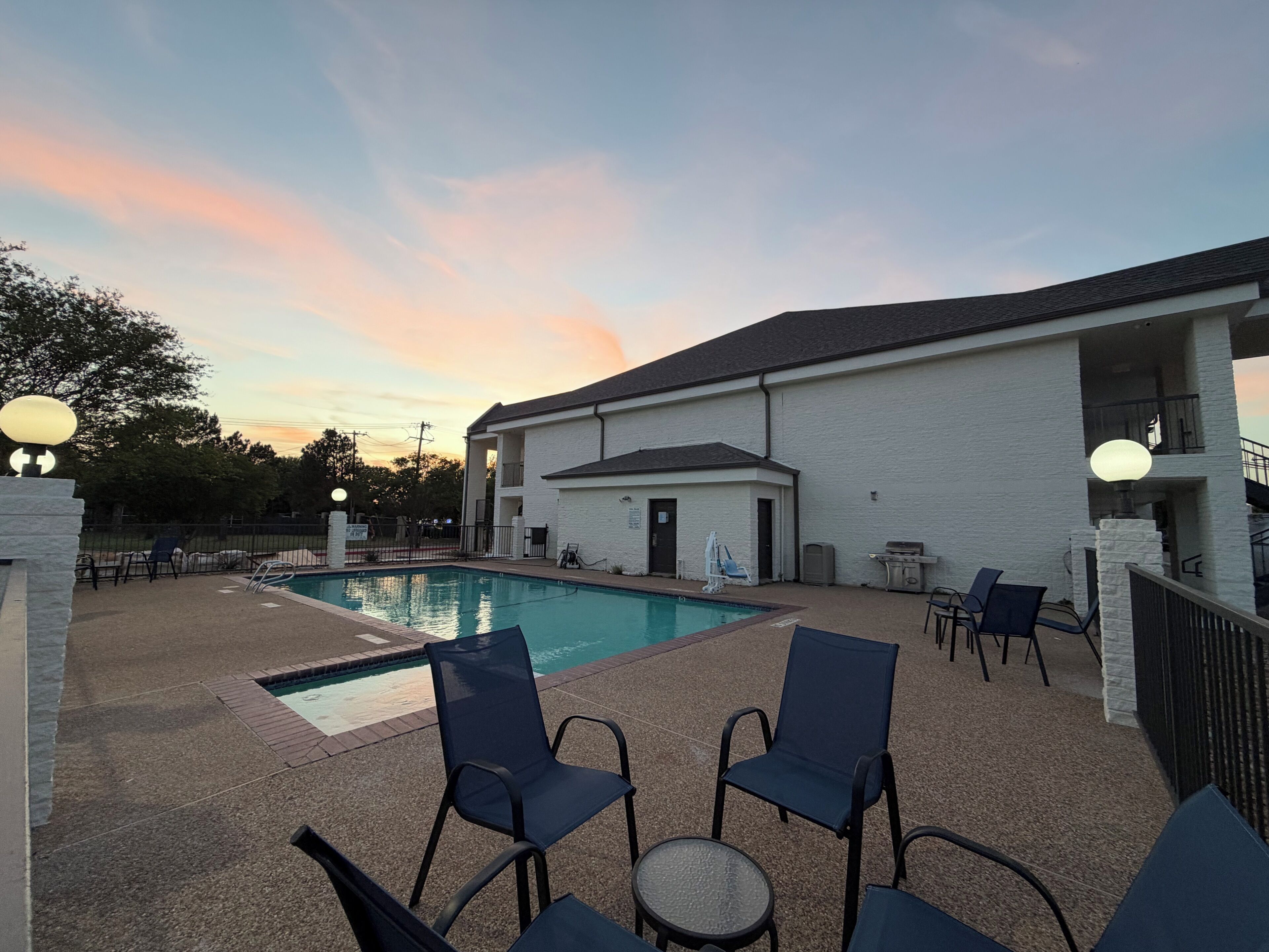 Hồ bơi ngoài trời, ghế dài tắm nắng 